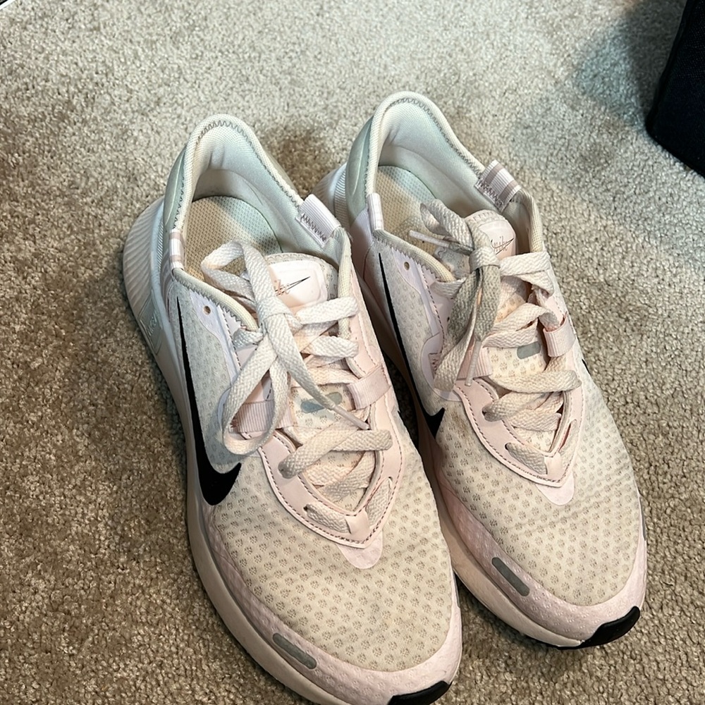 nike72 light pink size 9.5